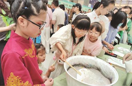 非遗文化体验：市民近距离感受传统工艺的魅力