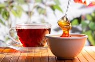 红茶为何呈现红色？颜色越深是否意味着营养价值越高？