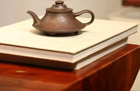 从未拥有过一把精致的茶壶，也很少翻阅书页，仅仅观看了几个短片